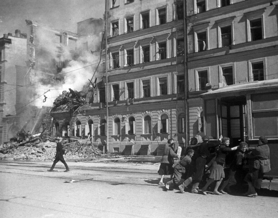 Улица Ленинграда после налёта авиации, архивная фотография 1942 года
